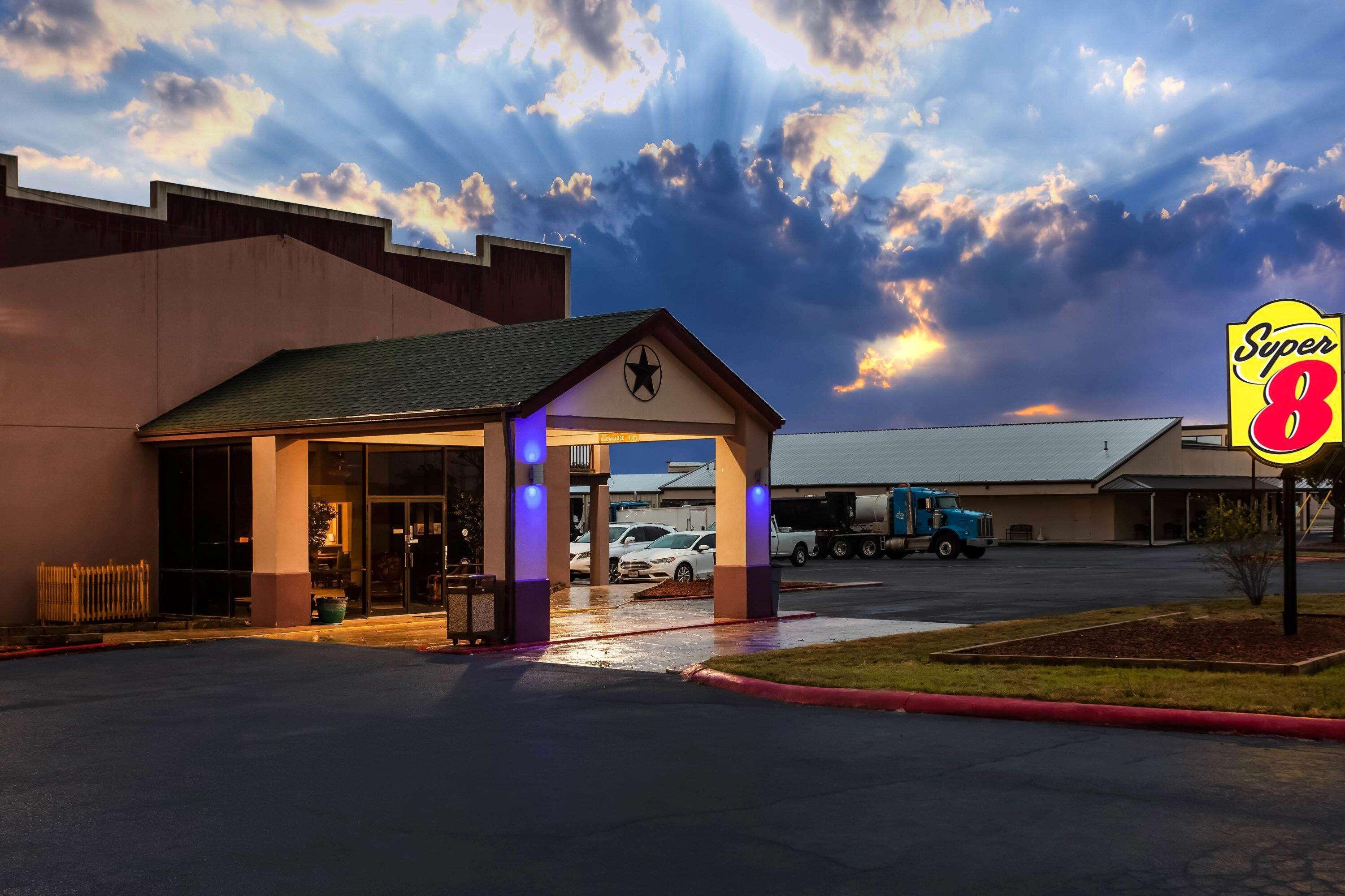 Hotel Super 8 By Wyndham Giddings Extérieur photo