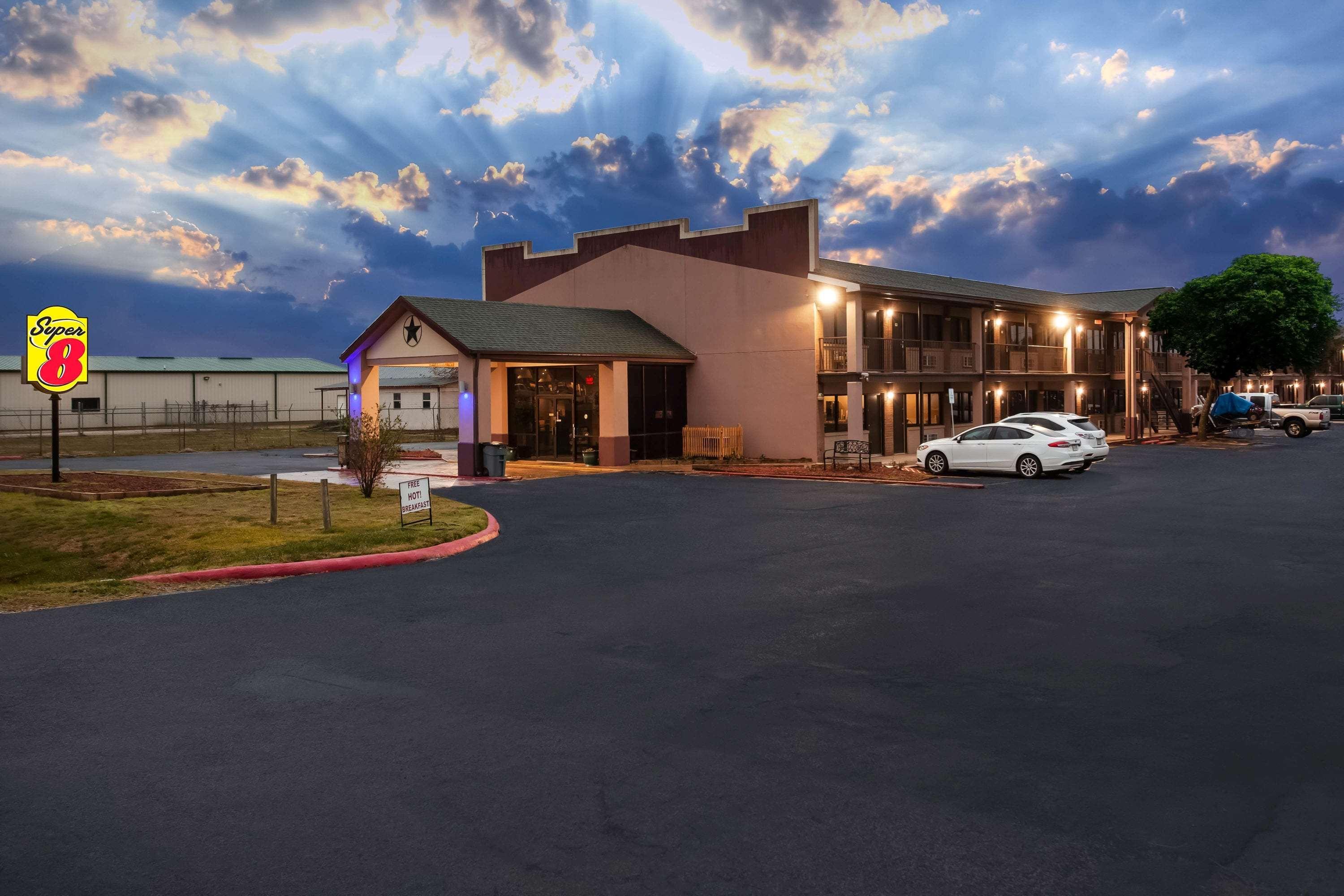 Hotel Super 8 By Wyndham Giddings Extérieur photo