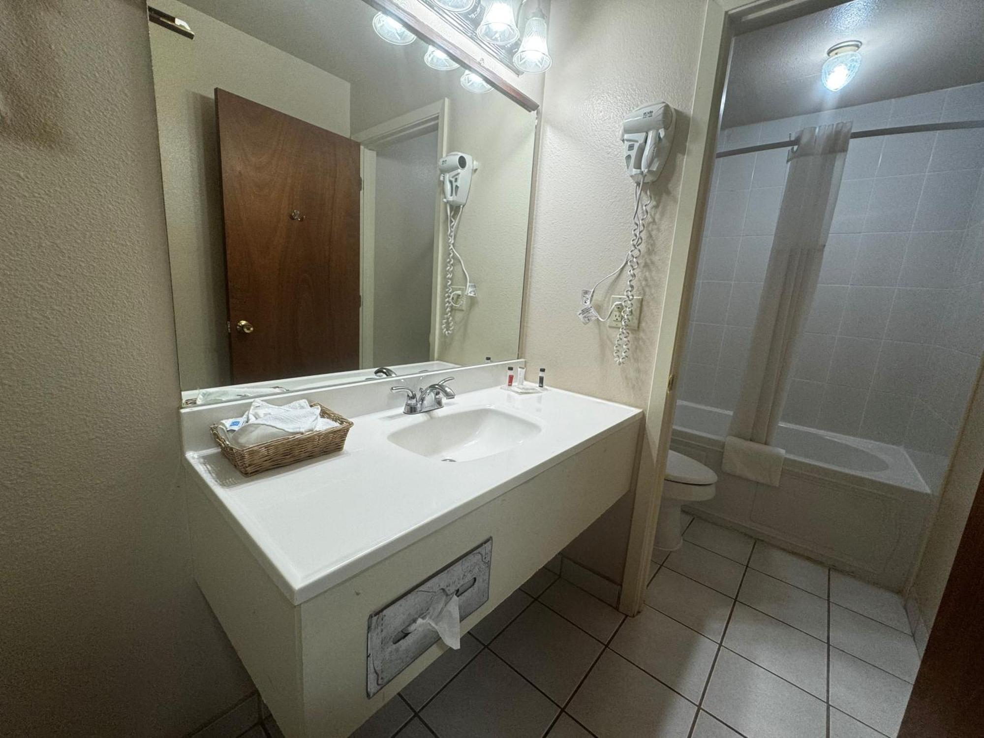 Hotel Super 8 By Wyndham Giddings Extérieur photo